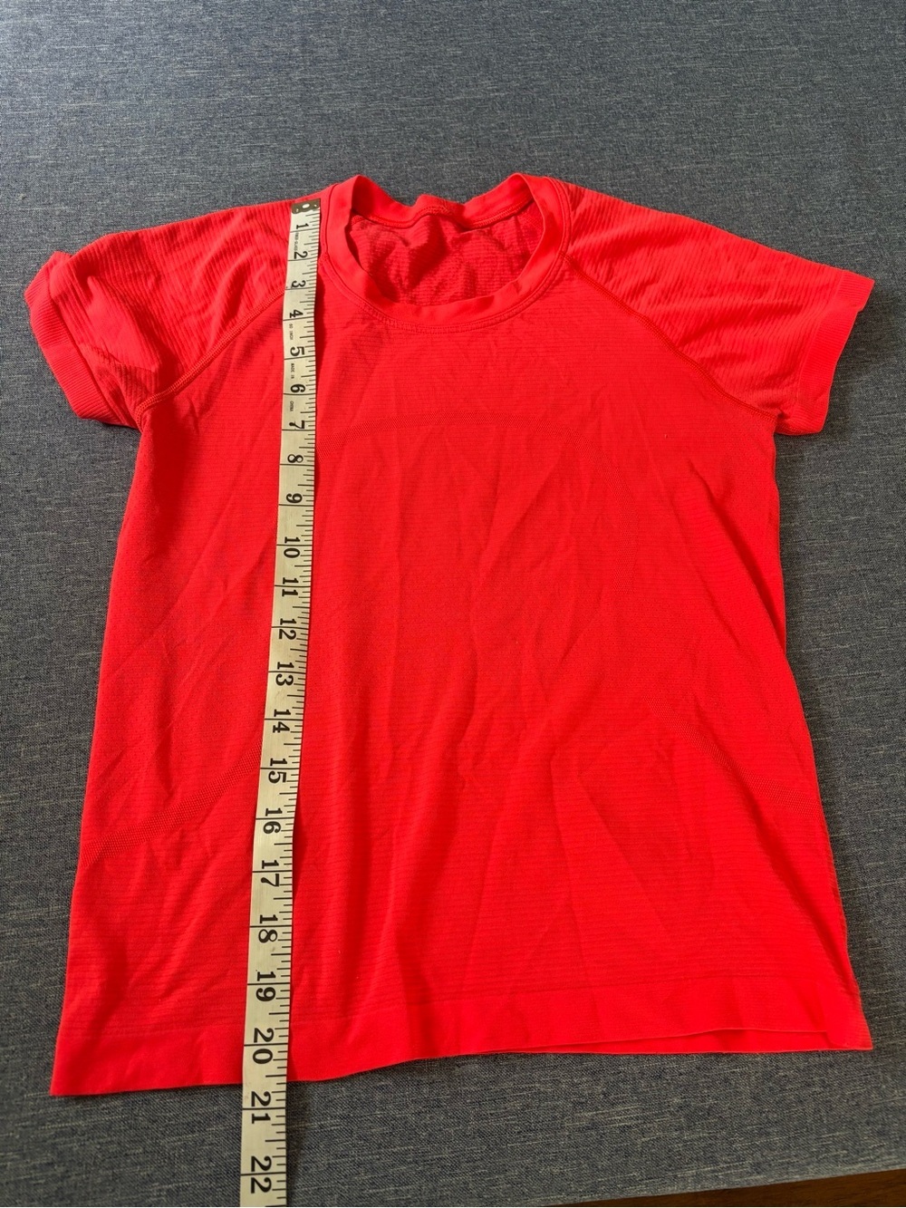 lululemon athletica Short Sleeve Tee in Bright Red race length size 6